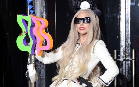 Les tenues de Lady Gaga ne sont pas faites pour être belles. Et ça se voit. (Marie Havens/NBC/AP/SIPA)